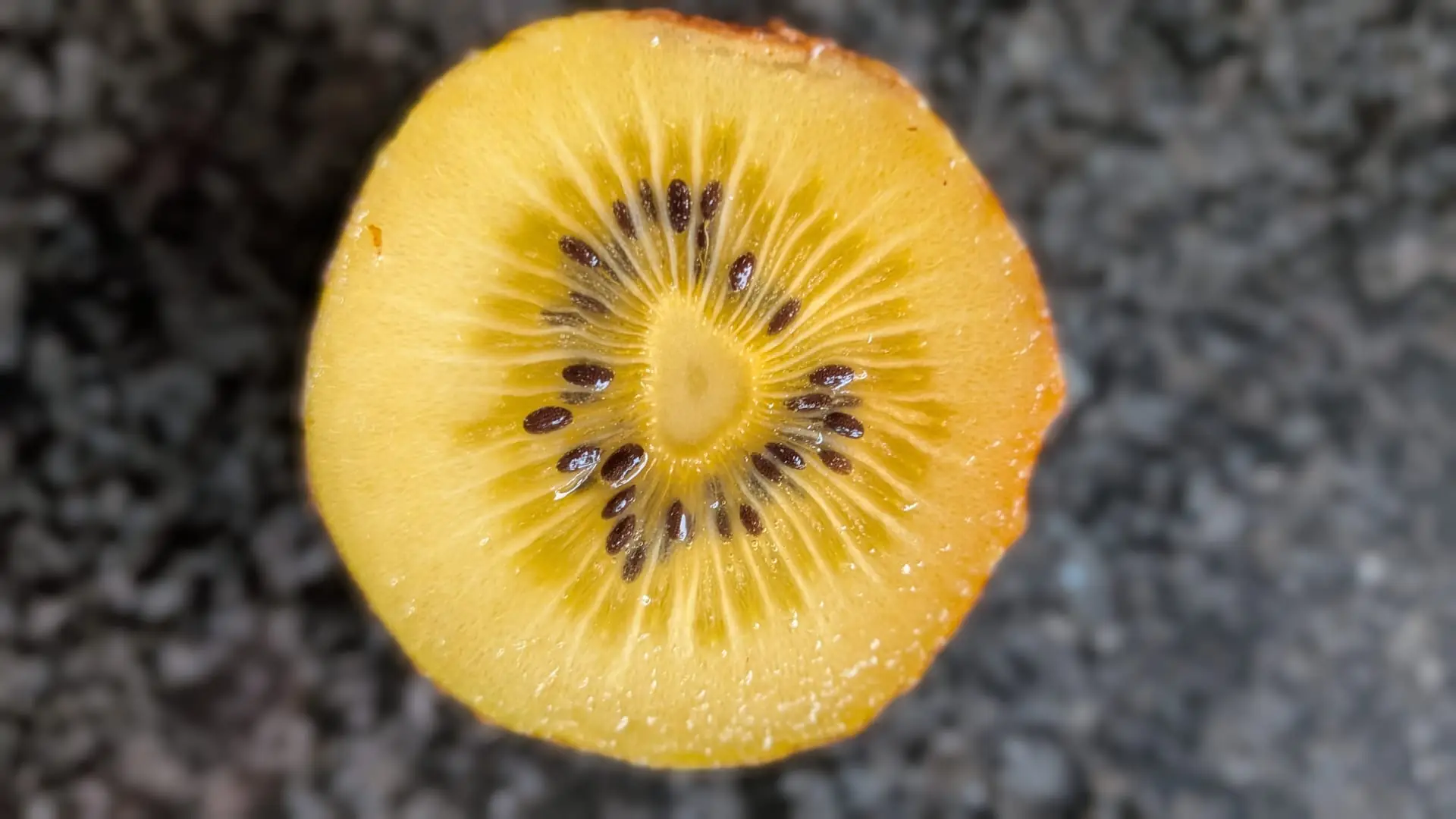 Kiwi gold cortado ao meio, com a polpa amarela